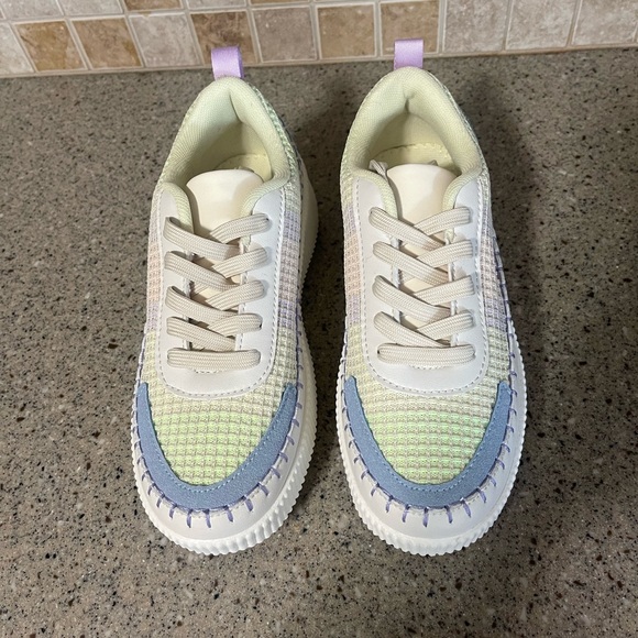 Nicole Miller NWOT Women’s Brita Beige Mist Crochet Sneakers Size 8 - Picture 2 of 9